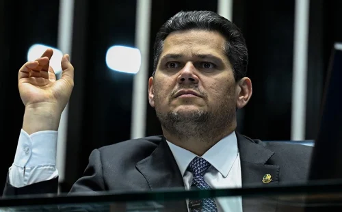 IOFnocentrodadisputaentreGovernoeCongresso_0618105001748562651.webp